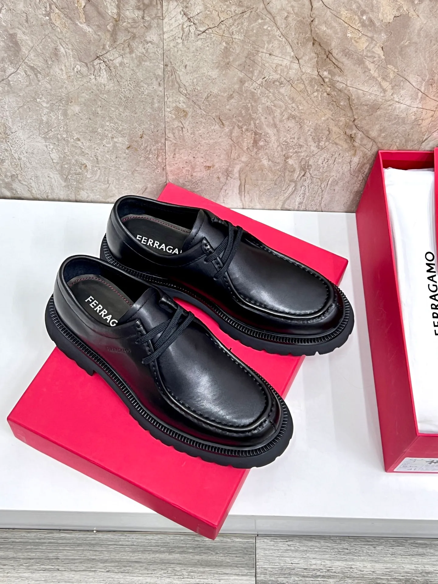 Original quality P780 Brand: Ferragamo Standard code: Men's code 39.40.41.42.43.44 Grade: Same style as the official website High-quality men's shoes Material: Customized first-layer calfskin with water-dyed cowhide lining Cowhide tiptoe Original non-slip and wear-resistant rubber outsole Style category: Men's formal business leather shoes are young and fashionable European and American trends British style Casual matching Comfortable feet Color: actual picture